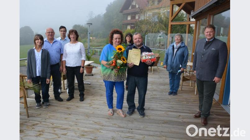 Seit 25 Jahren macht das Ehepaar Monika und Heinz Farrenkopf (Mitte) mehrmals jährlich Urlaub in der Bergpension Lang in Großbüchlberg. Dafür dankten (von rechts) Bürgermeister Stefan Grillmeier, Gerlinde Lang vom Tourismusförderverein, Gabi Bleistein von der Tourist-Info sowie (von links) die Vermieter-Familie mit Ramona, Konrad, Jürgen und Beate Lang. Bild: jr