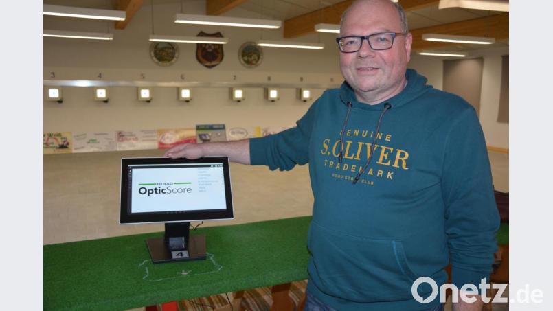 „Concordia“-Vorsitzender Martin Dietz zeigt eines von zwölf Tablets, auf denen die Schießergebnisse betrachtet werden können. Bild: jr