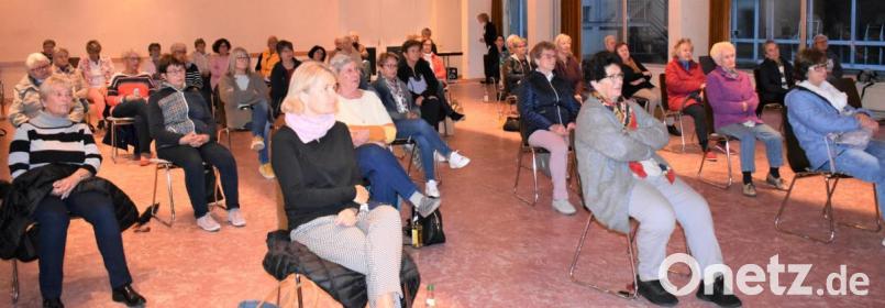 Um die Corona-Schutzmaßnahmen einhalten zu können, fand der Vortrag im großen Saal des Grafenwöhrer Jugendheims statt. Das Interesse stieß auf rund 50 Frauen. Bild: rgr