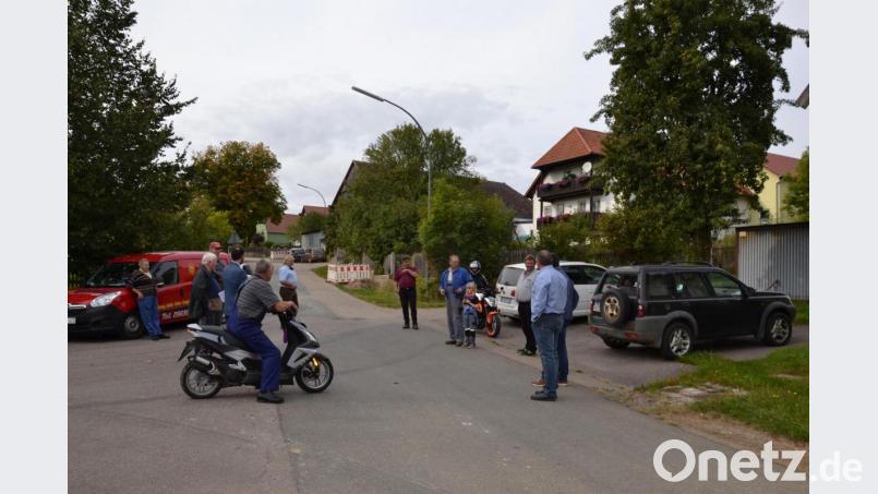 Die Bewohner von Ragenwies diskutieren mit dem Bauausschuss sowie Bürgermeister Armin Bulenda den Ortsstraßenbau in ihrem Dorf und finden einen Kompromiss. Bild: gi
