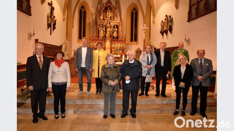 Wegen der Corona-Abstandsregeln versammeln sich die elf Paare zusammen mit Pfarrer Johann Hofmann in zwei Gruppen vor dem Hauptaltar der Hirschauer Pfarrkirche Mariä Himmelfahrt. Bild: fdl