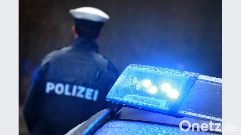 Die Polizei sucht Hinweise auf Unbekannte, die am Mittwoch in Neustadt am BSZ die Scheibe eines Golf eingeschlagen haben. Bild: Karl-Josef Hildenbrand/dpa