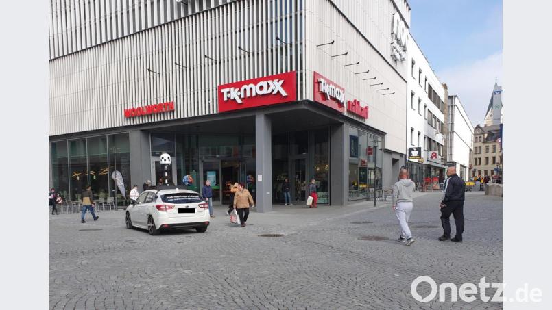 Wo auch immer das Apple-Maps-Auto aufkreuzt, zieht es die Blicke auf sich. Hier sammelt es gerade Daten rund um das NOC in Weiden. Bild: Würth, Wolfgang