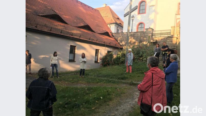 Johanna Zettl (mit Buch) und Anja Stock (links daneben) inmitten der Teilnehmer der Führung. Bild: Stadt Tirschenreuth/exb