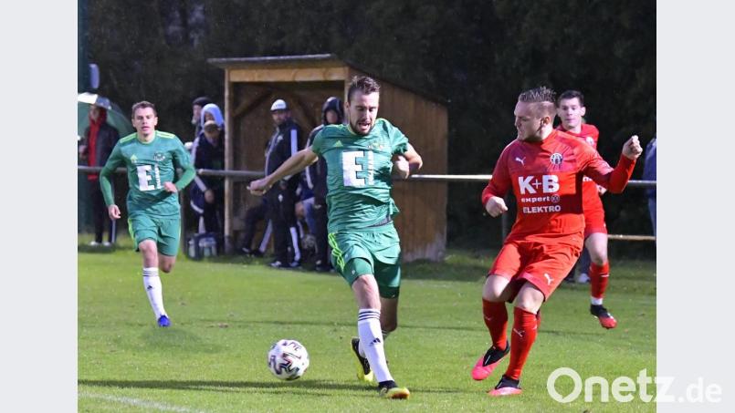 Im Flutlicht-Pokalspiel am vergangenen Freitag gegen den ASV Cham (rechts Johannes Bierlmeier) klappte es mit dem ersten Sieg der DJK Ammerthal (in der Mitte Verteidiger Christian Kohl) nach dem Re-Start. Im ersten Liga-Heimspiel nach dem Wiederbeginn ist am Feiertag, 3. Oktober, der 1. FC Sand zu Gast. Archivbild: Hubert Ziegler