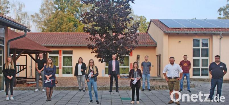 Im Rahmen einer kleinen Feierstunde, im Foyer der Grund- und Mittelschule Wernberg-Köblitz, würdigte Bürgermeister Konrad Kiener die hervorragenden Leistungen von: (von links) Celina Kreitinger, Stefan Simon, Maria Kumpf, Katharina Stör, Julia Näger, Bürgermeister Konrad Kiener, Maria Schlosser, Markus Fleischmann, Christoph Hagn, Andreas Lang und Armin Kiener. Bild: wee