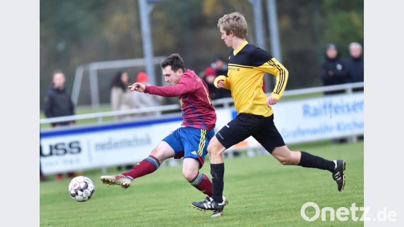 Die SV Grafenwöhr will gegen die SpVgg Lam in die Offensive gehen: Goalgetter Patryk Bytomski schießt sich schon mal warm. Archivbild: A. Schwarzmeier