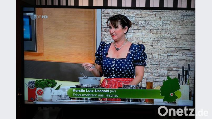 „Saure Zipfel: Bratwürste in saurem Wurzelsud mit Joghurt-Fenchel-Brötchen“ bereitete die Hirschauer Friseurmeisterin Kerstin Lutz-Uschold am zweiten Tag der ZDF-Küchenschlacht zu. Screenshot: ZDF