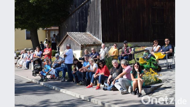Die Dorfstraße bildete die Zuschauertribüne, und manche Gartenmauer diente als Konzertsessel. Bild: bö
