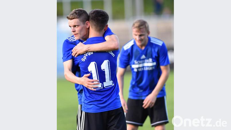 SolcheJubelsSzenen wollen die SpVgg-SV-Fans im Heimspiel gegen den FC Tegernheim sehen: Niklas Lang umarmt Moritz Zeitler (11), rechts Dennis Paulus. Archivbild: A. Schwarzmeier