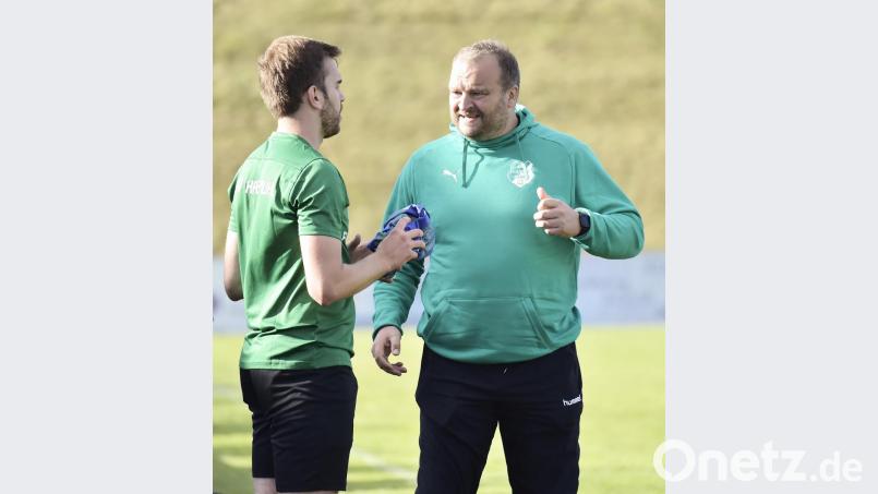 Bernd Scheibel (rechts), der Trainer des ASV Haselmühl, wird seiner Truppe schon erklären, wer Udo Hagerer ist. Bild: Hubert Ziegler