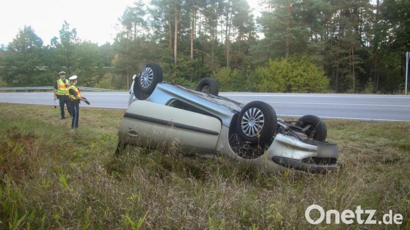 Bei einem Unfall auf der B 85 blieb der Peugeot des Unfallfahrers auf dem Dach im Straßengraben liegen. Bild: jma