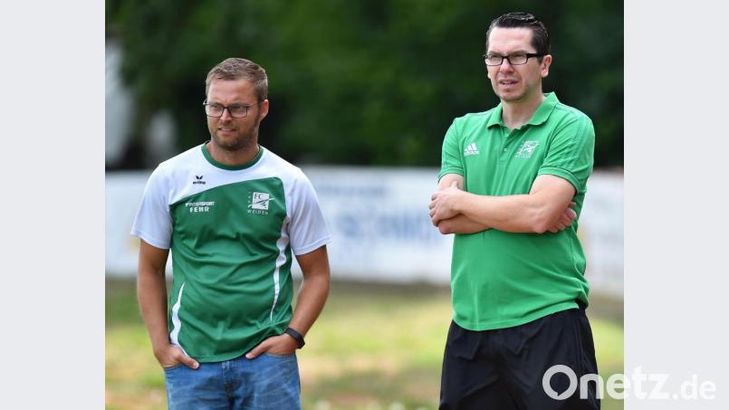 Der FC Weiden-Ost darf sich nach der Niederlage in Plößberg nicht gleich einen weiteren Ausrutscher erlauben: Trainer Peter Kämpf (rechts) und Abteilungsleiter Martin Oppitz wissen um die Bedeutung des Spiels in Hirschau. Bild: af