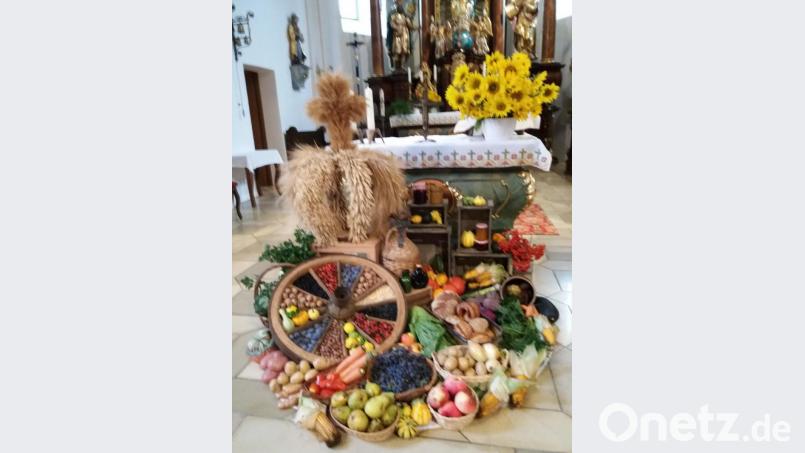 Mit Fantasie und Kreativität ist der Erntedankaltar in Pertolzhofen gestaltet. Bild: Maria Hoch/exb
