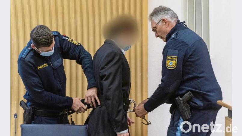 Zwei Polizisten bringen den Angeklagte am Dienstagmorgen in den Gerichtssaal. Der Verhandlungstag zog sich bis in den Abend hin. Bild: Armin Weigel/dpa