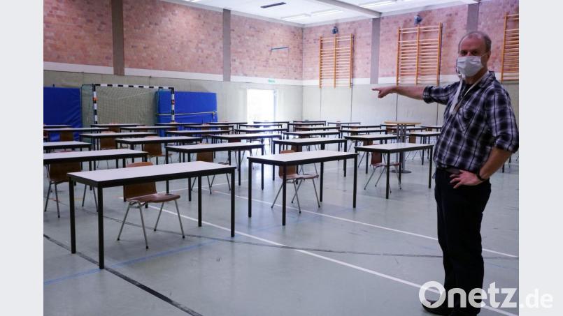 Andreas Heindl von der Hausverwaltung der OTH und weitere Helfer haben die Turnhalle in zwei Hörsäle umgewandelt, damit die Studierenden den Mindestabstand einhalten können. Bild: Christopher Dotzler