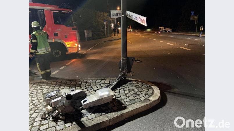An dieser Verkehrsinsel am Hammerweg überschlug sich der Wagen. Bild: Gustl Beer