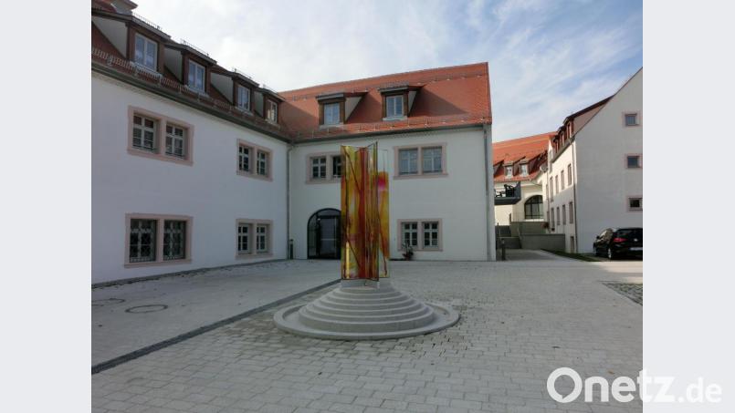 Rechtzeitig zum Weihejubiläum am 3. Oktober ist am der neue Brunnen auf dem Freigelände vorm Haus St. Gertrud aufgebaut worden. Das Schmuckstück, etwa drei Meter hoch, ist aus Lamberts-Glas gefertigt. Bild: kgg