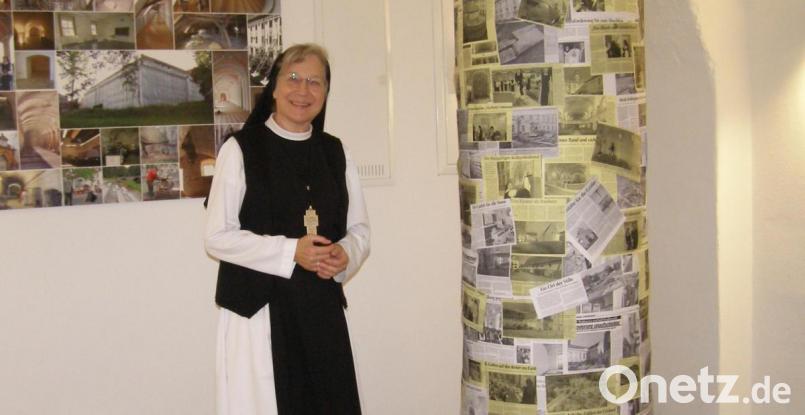 Äbtissin Laetitia Fech bei der Säule mit den Presseberichten, die in den vergangenen 25 Jahren seit ihrer Wahl zur Äbtissin über das Kloster erschienen sind. Bild: pz