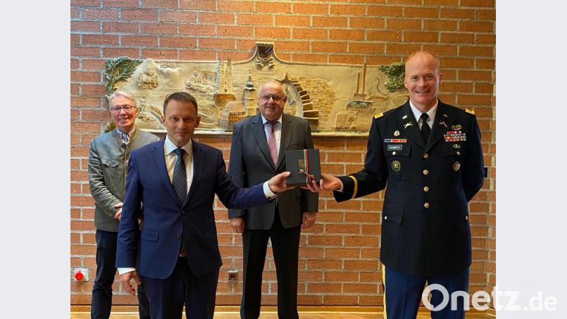 Antrittsbesuch im Weidener Rathaus. Im Bild (von links) 3.Bürgermeister Reinhold Wildenauer, Oberbürgermeister Jens Meyer, 2. Bürgermeister Lothar Höher und Oberst Christopher R. Danbeck. Bild: Susanne Bartsch, US-Armee Garnison Bavaria