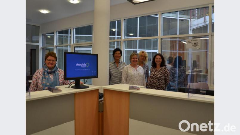 Das Team vom AZ-Schalter freut sich auf die Kunden (von links): Renate Daller, Christa Luttenberger, Birgit Färber, Susanne Rzepka und Brigitte Müller. Bild: upl