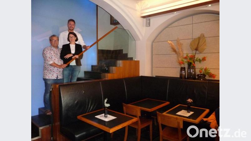 Das Café Zentral wird größer, im Gegenzug verschwinden Fleisch- und Wursttheke der Metzgerei Hottner. Herbert (links) und Daniela Hottner stellten die Pläne mit Zentral-Geschäftsführer Michael Lier vor. Bild: tk