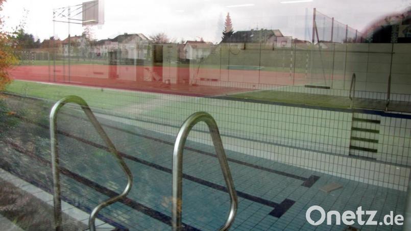Das Hallenbad in Schwarzenfeld soll, wenn mit dem Hygienekonzept alles klappt, bald öffnen. Bild: Gerhard Götz