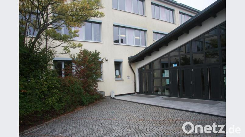 Die gemeindliche Leihbücherei ist an der Ostseite des Rathauses – nahe der Mehrzweckhalle - untergebracht. Mehrheitlich sprachen sich die Markträte für eine Umgestaltung aus. Bild: wro