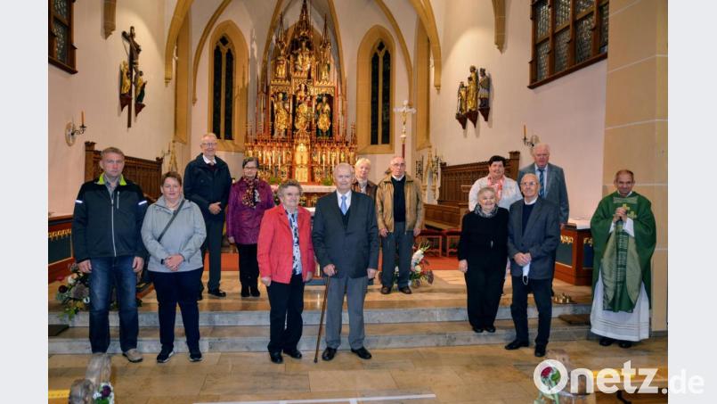 Pfarrer Johann Hofmann zelebriert in der Hirschauer Pfarrkirche den Festgottesdienst für die Jubelpaare. Bild: fdl