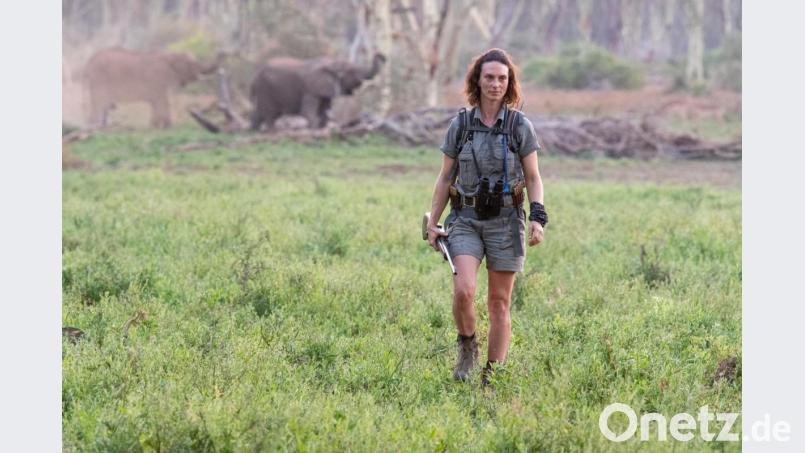 Katrin Klewitz ist ausgebildete Ranger Field Guide. Das Gewehr trägt sie nur, um im äußersten Notfall ihre Gruppe zu schützen. Bild: Anthon Wessels