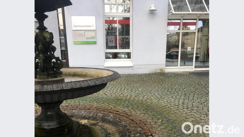 Vor dieser Bankfiliale in Sulzbach-Rosenberg stach ein 21-Jähriger auf einen Obdachlosen ein. Bild: ge