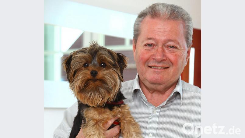 Norbert Probst mit seinem täglichen Begleiter: Hund Peppo. Bild: Petra Hartl