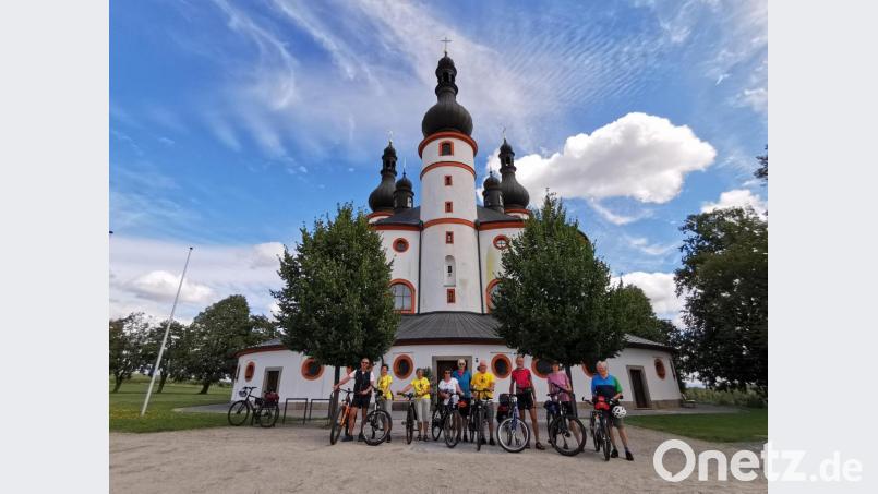 Die Radgruppe vor der Dreifaltigkeitskirche Kappl in Waldsassen. Bild: Volker Häring