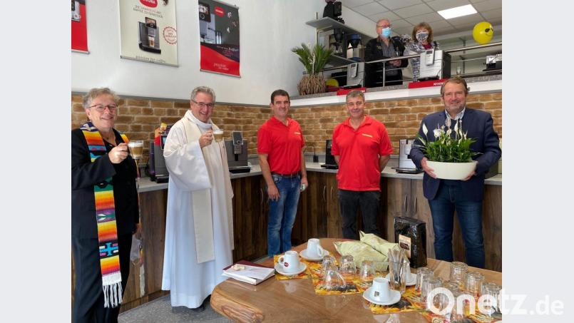 Nach der Segnung der neu gestalteten Räume stießen Pfarrerin Heidi Gentzwein und Pfarrer Hannes Lorenz mit einer Tasse Kaffee an. Den beiden Firmeninhabern Helmut und Thomas Nirschl (Dritter und Vierter von links) überreichte Bürgermeister Frank Zeitler (rechts) im Namen der Stadt ein Geschenk. Bild: Völkl