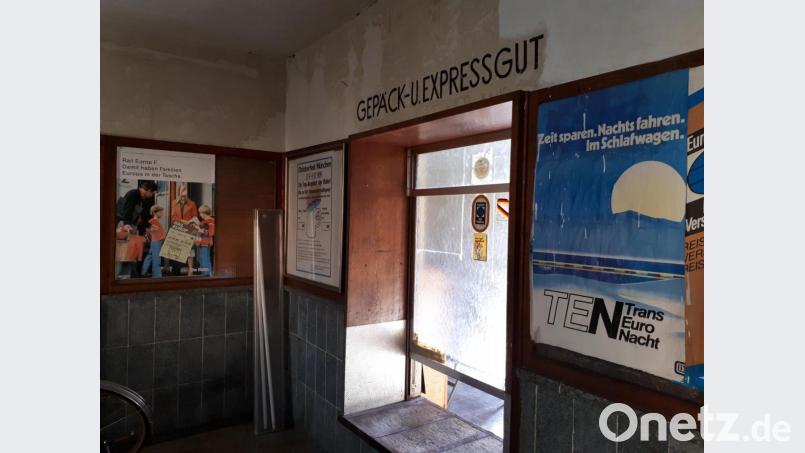 Im Foyer des Bahnhofsgebäudes finden sich an den Wänden Relikte aus längst vergangenen Zeiten. Bild: pz
