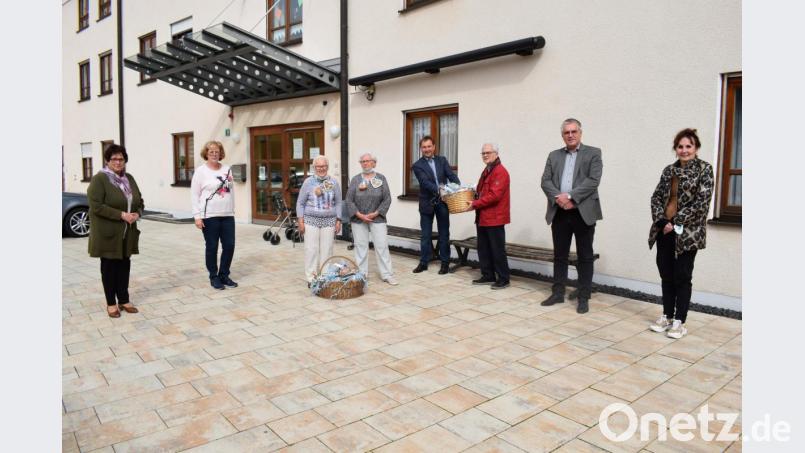 Der Seniorenbeirat überrascht die Bewohner des Seniorenheims mit eine Kirwapackerl. Bei der Übergabe von links: Gerdi Gradl, Heimleiterin Astrid Ostermayer, Heimberätinnen Anna Bauer und Maria Meiler, Norbert Auer, Helmut Butz, Bürgermeister Richard Tischler und Johanna Mertins. Bild: bnr