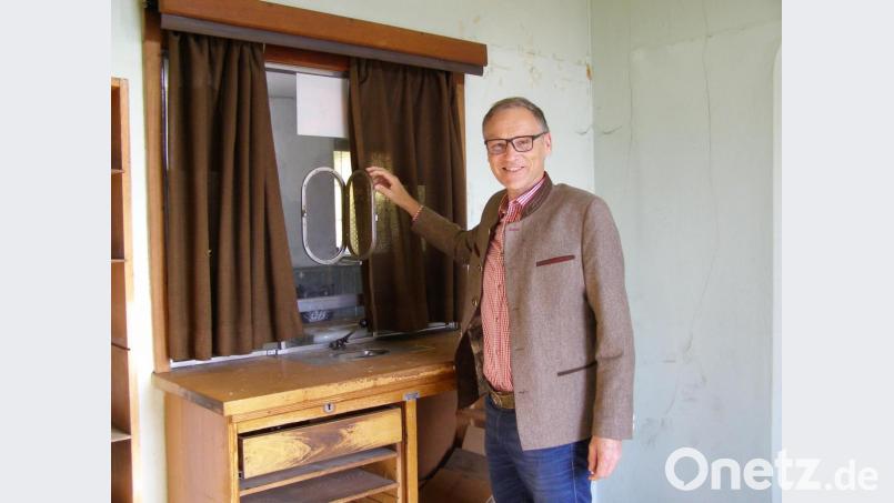 Bürgermeister Bernd Sommer, &quot;Hausherr&quot; im Bahnhof, am früheren Platz des Fahrdienstleiters, der den Kunden auf der anderen Seite des Fensters Fahrkarten verkaufte. Bild: pz