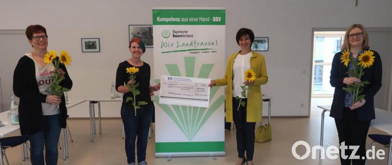 Die Landfrauen Manuela Pronath, Sabine Schindler und Heike Klein (von rechts) überreichten SVE-Leiterin Maria Hermann (Zweite von links) eine Spende von 500 Euro. Bild: rhi
