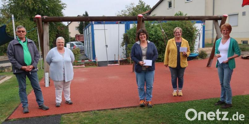 In der Kita Sorghof überreicht Erich Gebhardt von der Kolping-Kleiderkammer den Erlös an die Erzieherinnen der drei Großgemeinde-Kitas (von links): Erich und Leni Gebhardt, Sonja Schnellinger, Monika Mrosek und Agnes Strobl. Bild: rha