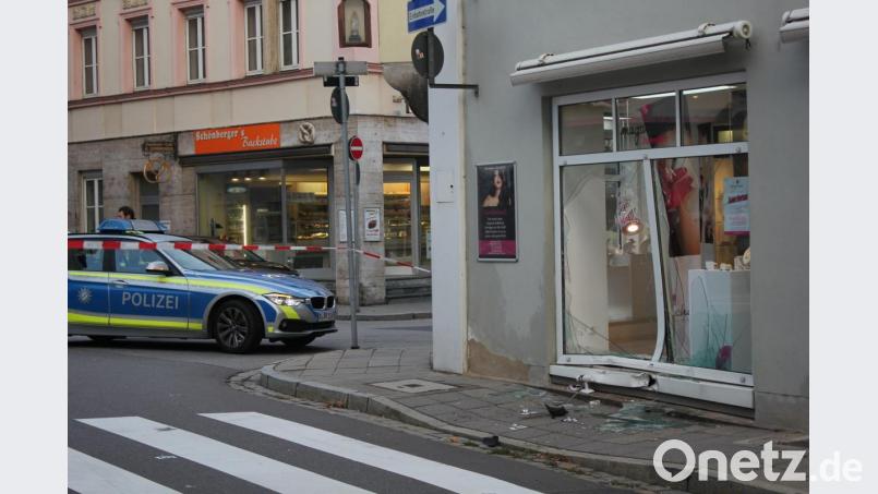 Die Kripo Regensburg ermittelt nach einem Einbruch in ein Schmuckgeschäft in Cham. Bild: Matthias Lommer