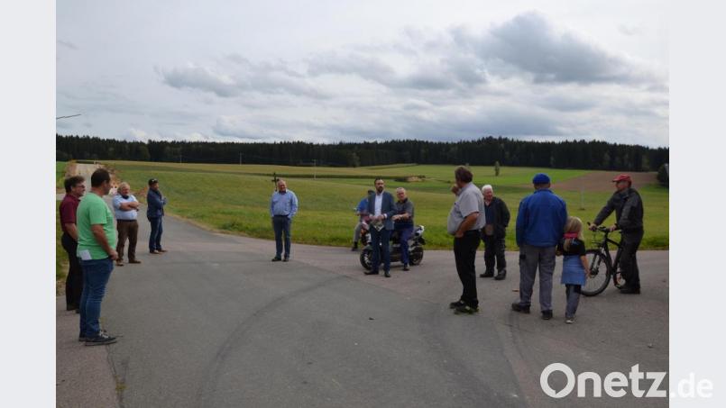 Die Bewohner von Ragenwies diskutieren mit dem Bauausschuss und Bürgermeister Armin Bulenda (Siebter von links) den Ortsstraßenbau in ihrem Dorf und finden einen Kompromiss. Bild: gi