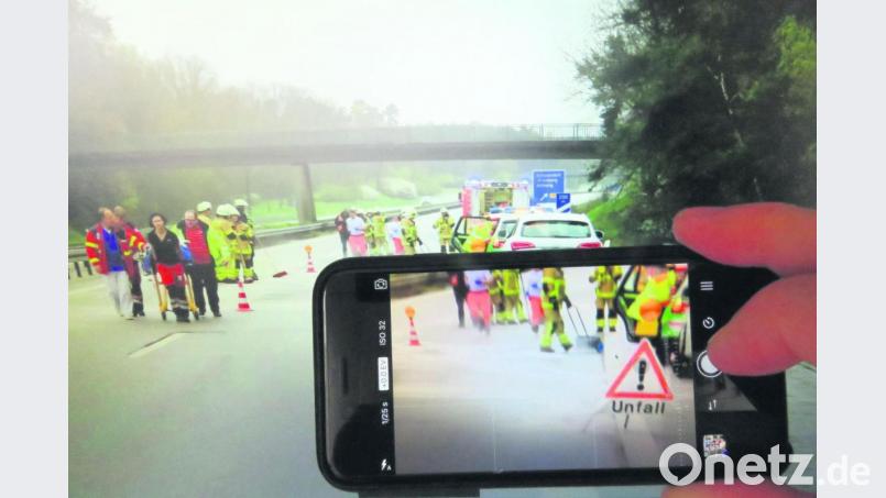 Als sich Mitte September ein tödlicher Unfall auf der A6 ereignete, hatte die Polizei mit Schaulustigen zu tun. Polizeirat und Chef der Amberger Verkehrspolizei Tobias Mattes sagt: &quot;Das Thema Gaffer ist in der Oberpfalz angekommen&quot;. Symbolbild: Gerhard Götz
