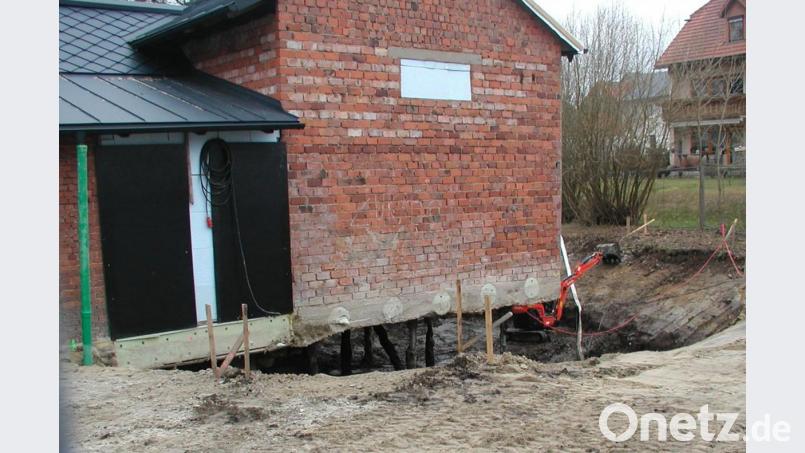 An der nordöstlichen Ecke wurde begonnen, das Haus zu unterhöhlen. Erste Pfähle wurden sichtbar. Bild: ld