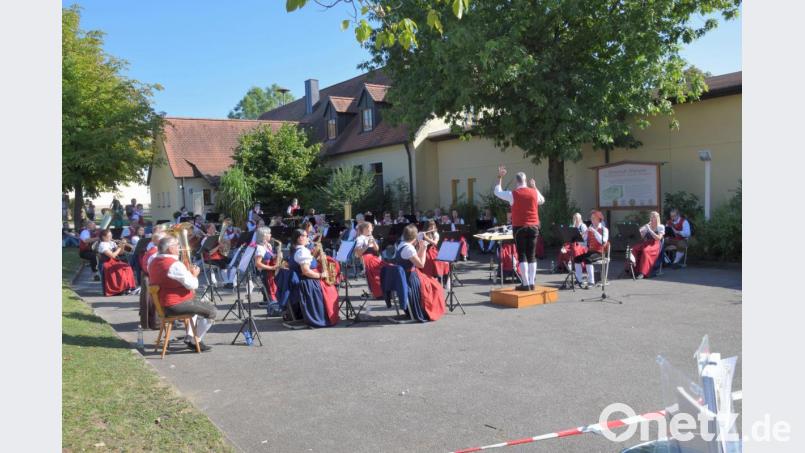 Für die Musiker der Jurablaskapelle Pilsheim um Dirigent Michael Schäfer und Vorsitzendem Josef Auer ist es heuer der erste Auftritt, und der macht besonders Spaß. Bild: bö