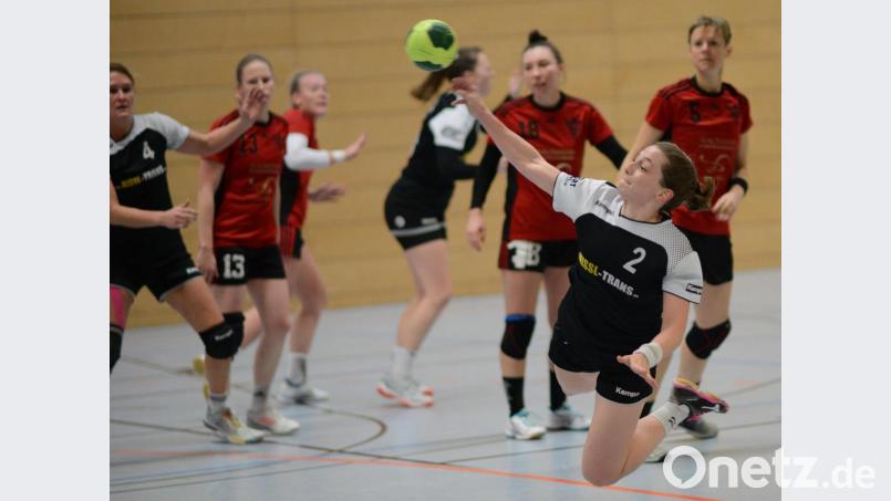 Verena Luley (Nummer 2) und ihre Teamkolleginnen von der HSG müssen auf den Saisonstart warten. Bild: mr