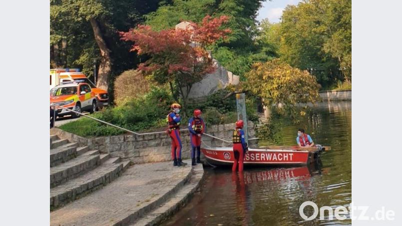 Mit Tauchern suchen Rettungskräfte am Samstag, 12. September, einen Vermissten im Flutkanal, den sie später zwischen Stadtbadwehr und Friedrich-Ebert-Straße tot bergen. Bild: ILS Nordoberpfalz/exb