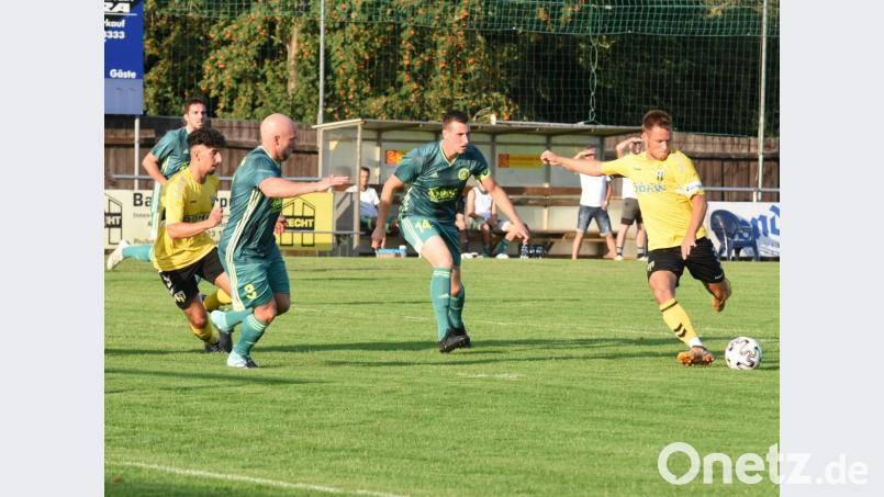 Wichtiges Spiel für den SV Mitterteich im Kampf um den Klassenerhalt in der Landesliga Nordost: Die Stiftländer empfangen am Samstag den direkten Konkurrenten 1. FC Herzogenaurach. Das Bild zeigt eine Szene aus dem Vorbereitungsspiel gegen Bayernligist SpVgg Bayern Hof (4:1), von links in den grünen Trikots die Mitterteicher Akteure Kevin Krassa, Thomas Wildenauer und Manuel Dürbeck. Bild: gb