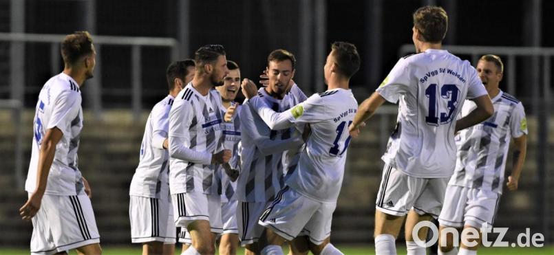 Seine Kollegen feiern Michael Busch (Mitte) für sein Führungstor gegen Tegernheim. Bild: Büttner, Gerhard