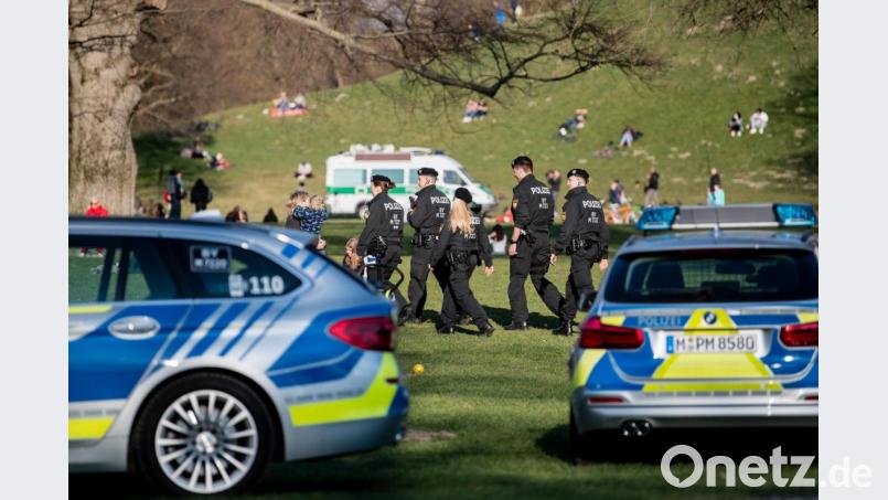 Polizisten patrouillieren durch den Englischen Garten in München. Bild: Matthias Balk