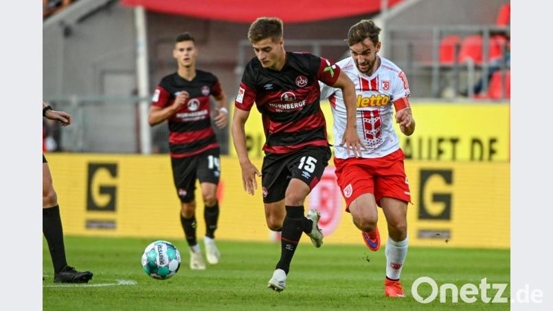 Gleich hab ich dich: Der neue Jahn-Kapitän Benedikt Gimber (rechts) verfolgt Fabian Nürnberger. Bild: Armin Weigel/dpa